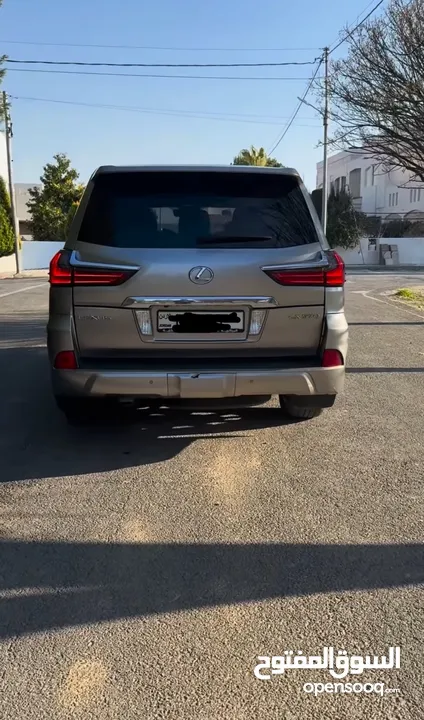 لكسز Lx570 موديل 2016 ثلاث جيد الساره ماشيه اقل من مية الف كيلو ما شاء الله السياره نظيف جدا
