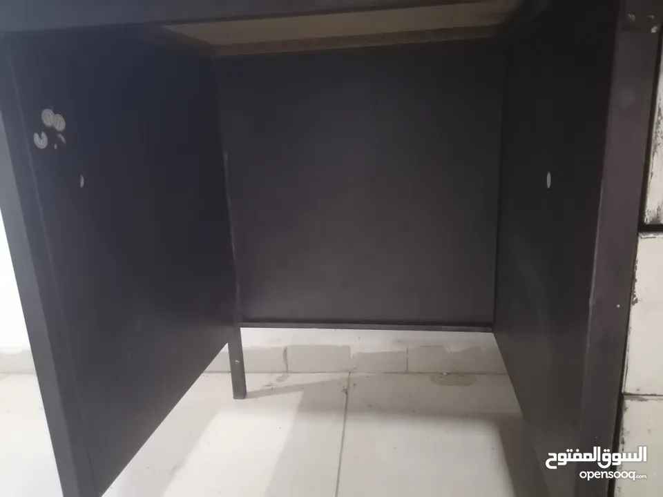 طاولة مكتب استعمال طالب جامعي نظيفة بدي حديد وسطح خشب ثقيل طول 66cm وعرض 121cm وارتفاع 110cm
