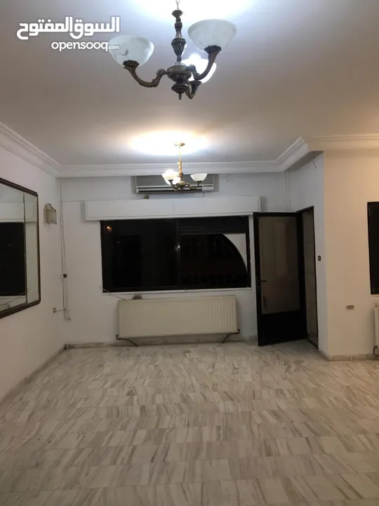 شقه مميزه للايجار في الشميساني 3 غرف نوم منهم 2 ماستر. بلكونه عدد 2. مطبخ كبير ومميز. تدفئه ومكيفات