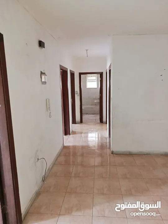 شقه 100 متر طابق اول 3 غرف نوم وصالون كبير وحمامين ومطبخ راكب وبرنده ويوجد اصنصيل وكراج عماره موجوده
