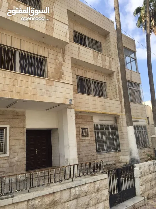 عمارة للبيع في منطقة حيوية في الشميساني، تصلح لعدة مشاريع استثمارية