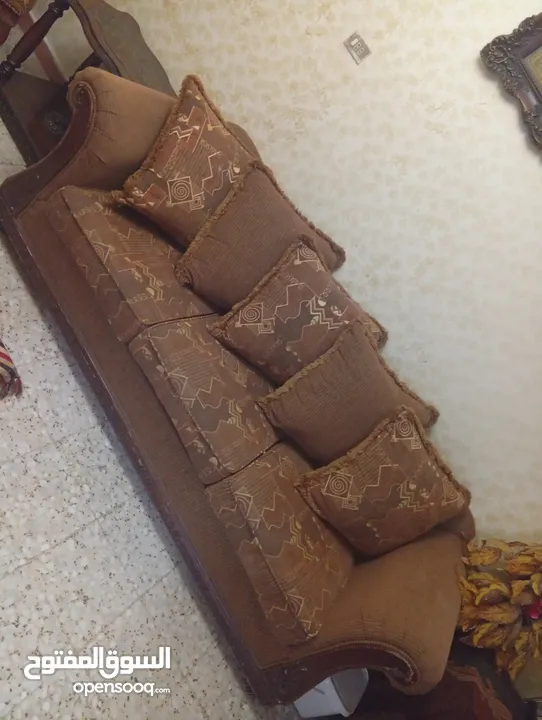 طقم كنب بحاله جيده جدا للبيع المستعجل