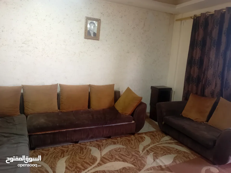 طقم كنب معيشه للبيع  بحاله جيده جدا بسعر 70 دينار