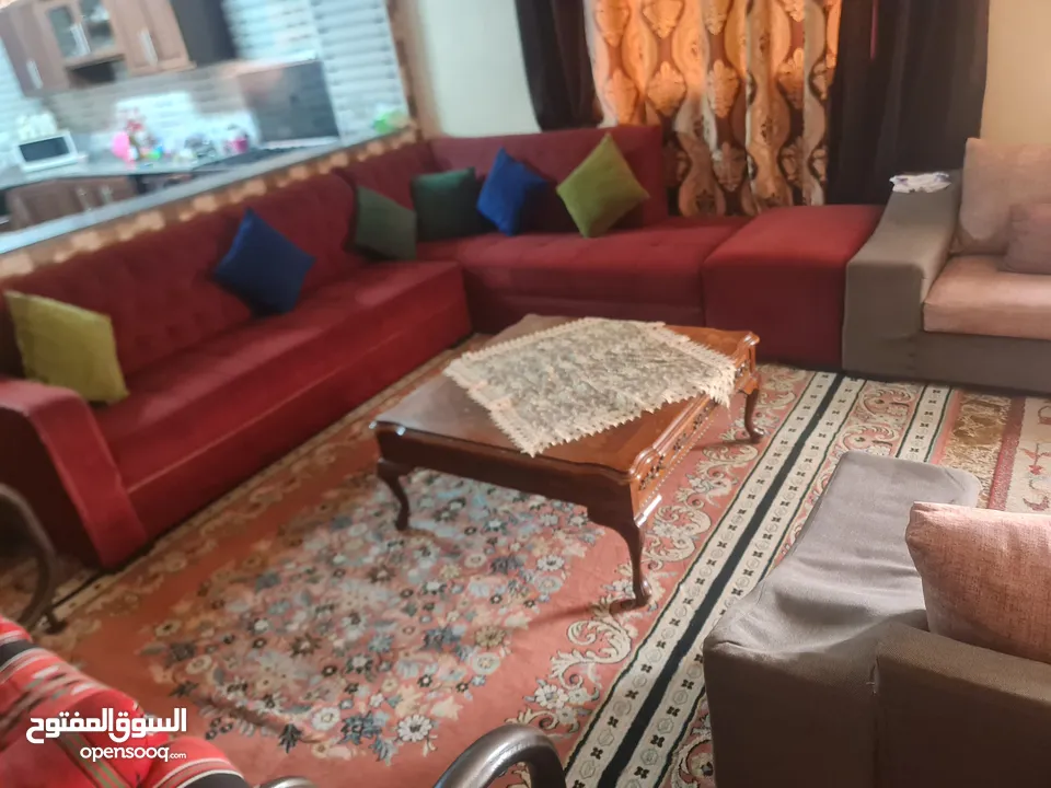 طقمين كنب للبيع تفصيل بحاله جيدة مستعمل بحاله جيدة للبيع