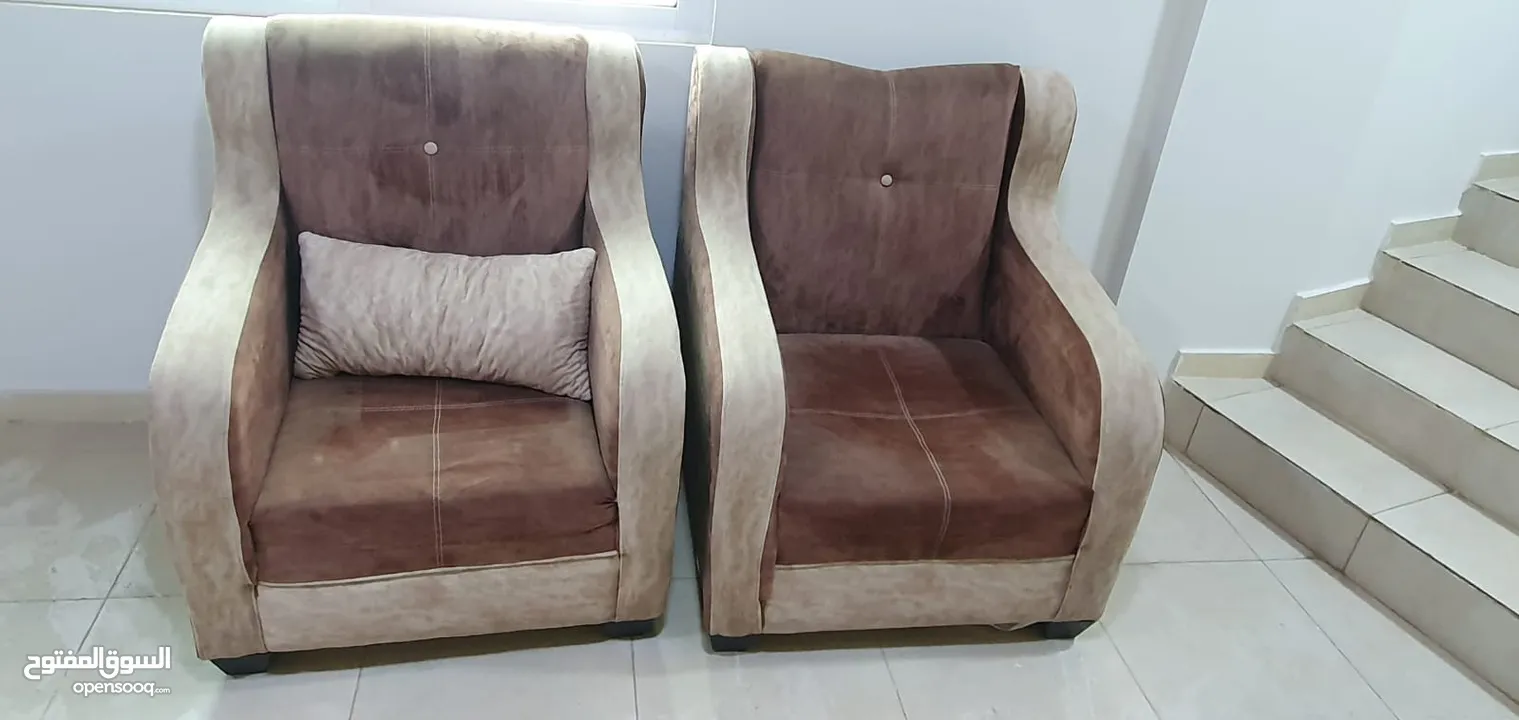 طقم كنب مكون من سبع مقاعد مع طاوله وسط بحاله جيدة
