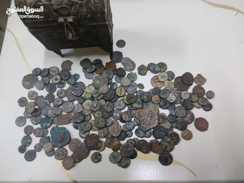 عملات قديمة وصندوق قديم