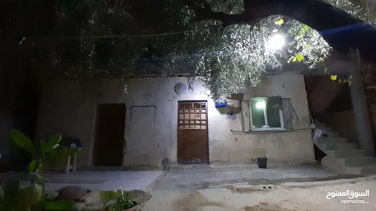 بيت مكون من غرفتين + صاله خارجيه+ صاله داخليه +مطبخ +حمام
