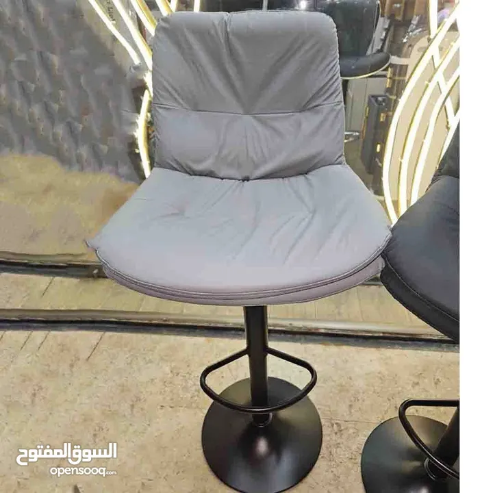 كرسي بار عصري للمطبخ هو الخيار الأول مصمم بمعدن قوي قواعد ناعمه و مريحه تعزز من الراحة و الأناقة