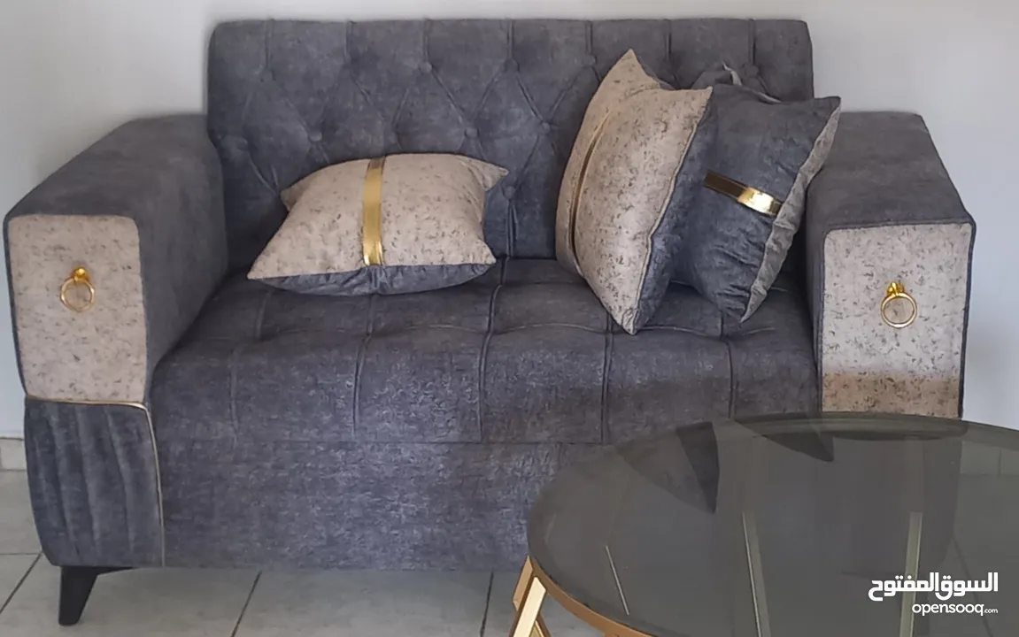 طقم كنب جديد بحالة الوكالة لم يستعمل ابدا