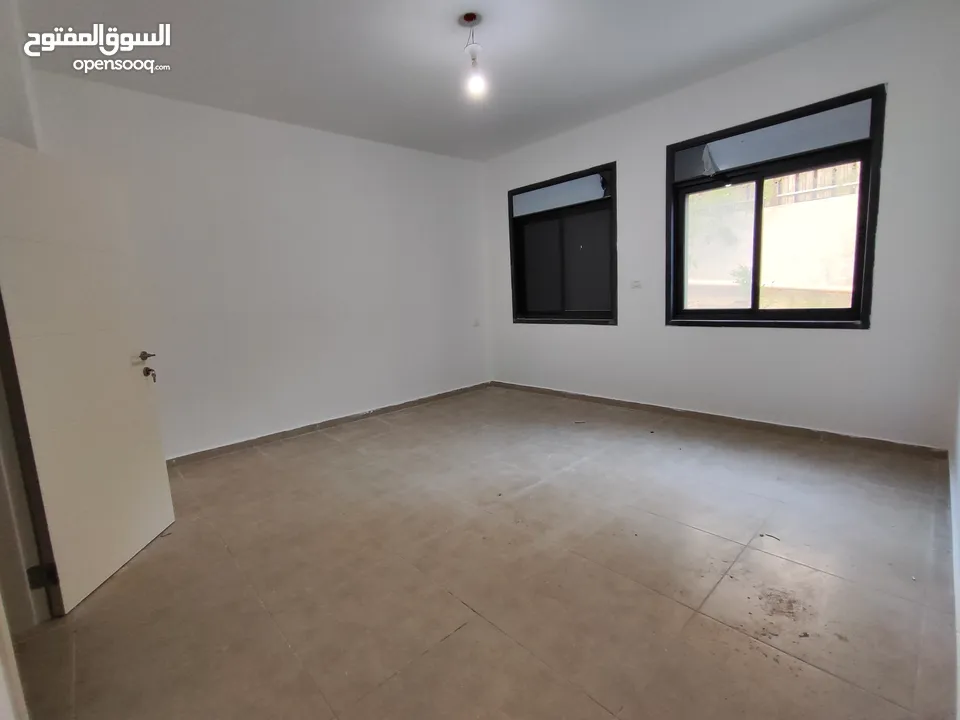 شقة ارضية مع ساحه غير مفروشة للايجار في سردا