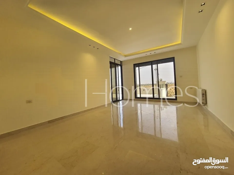 شقة ارضية مع ترس للبيع في رجم عميش بمساحة بناء 215م
