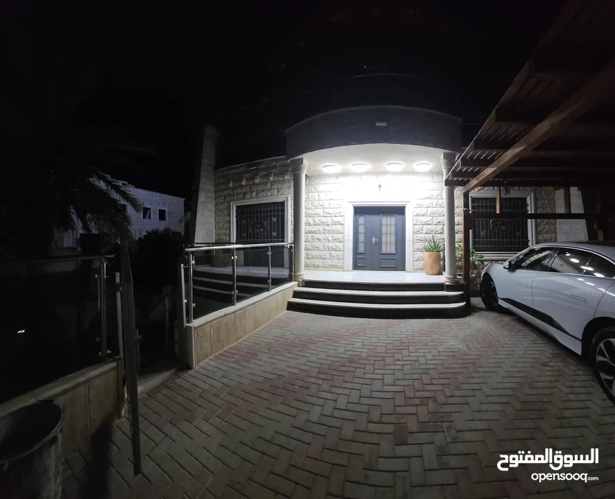 فيلا واسعة للايجار