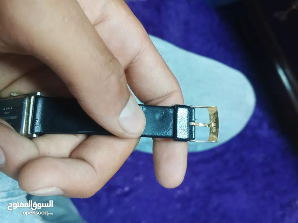 ساعة شغاله بحاجة  إلى بطاريات