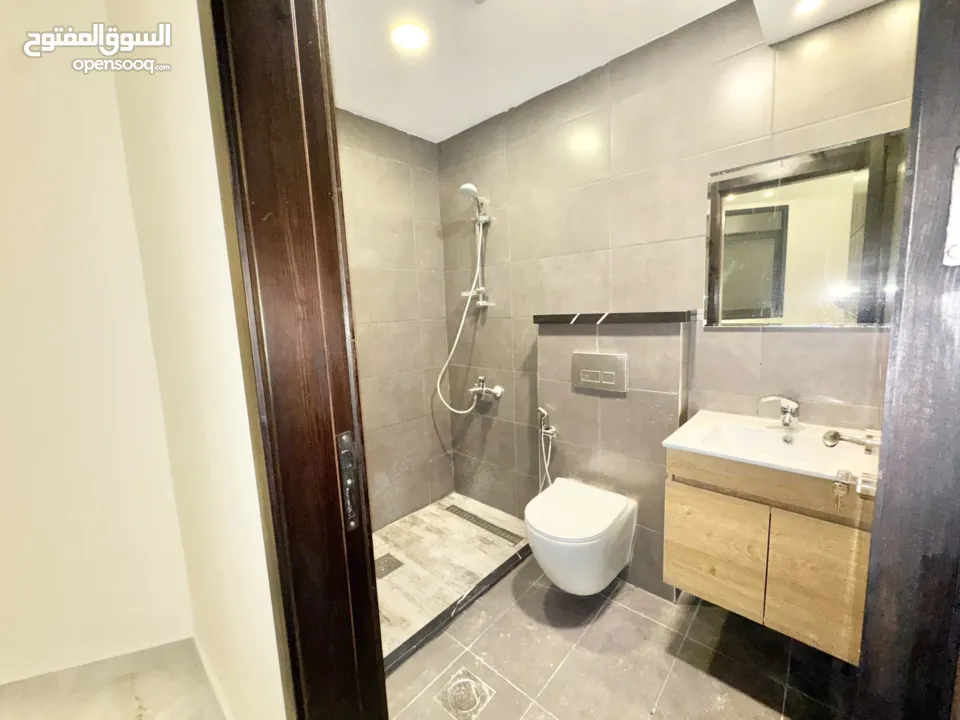 شقة طابقية 3 غرف ماستر والعمارة فقط 6 شقق