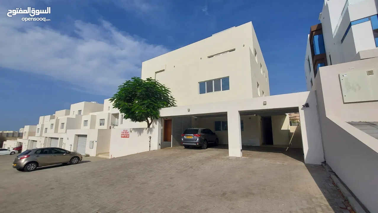 5 Bedrooms Semi-Furnished Villa with Pool for Rent in Qurum REF:1067AR