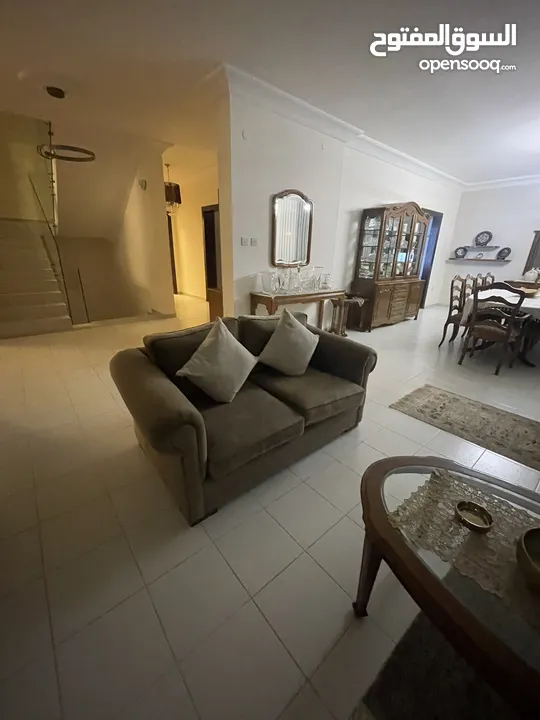 طقم أرائك بني فاخر بحالة شبه جديدة وحدة 2 كراسي وحدة 3 كراسي 160سم و 222سم  السعر قابل لل مفاصلة