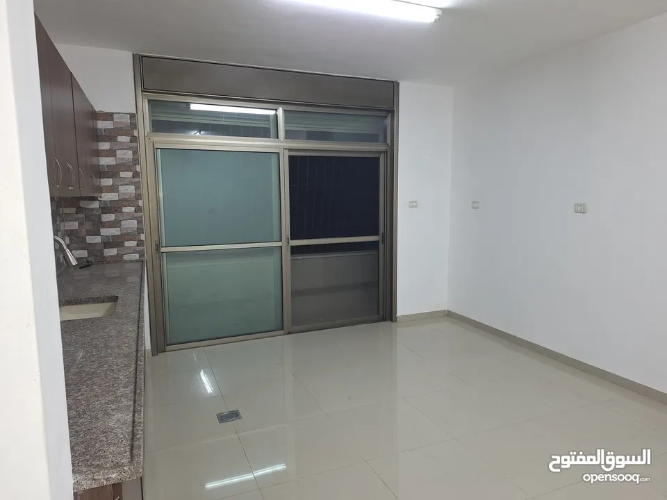 شقة تشطيب جديد للايجار للعرسان وضعها ممتاز طابق ثالث في ام الشرايط