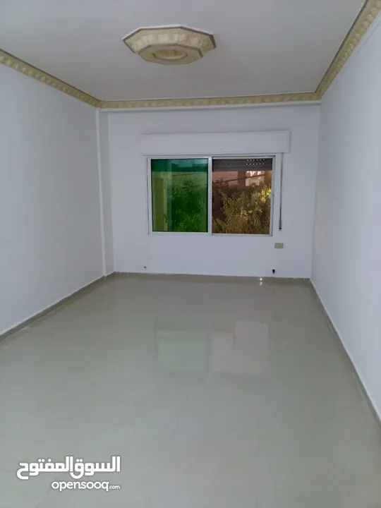 شقه سكنيه طابق اول  شمال مستشفى النجاح حي الاطباء  شمال مسجد عاليه التل من المالك مباشره