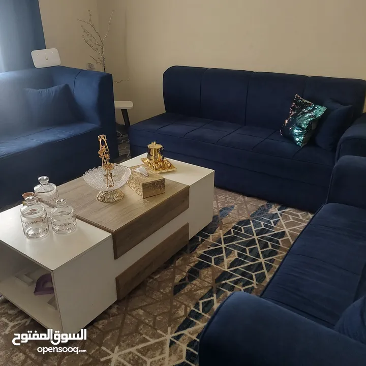 طقم كنب لون كحلي استعمل بسيط للبيع مع سجاده وطاولات