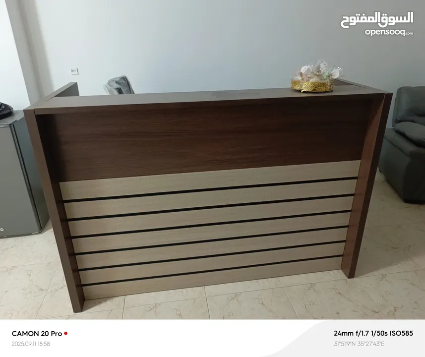 كنب بالإضافة الى مكتب وكرسي