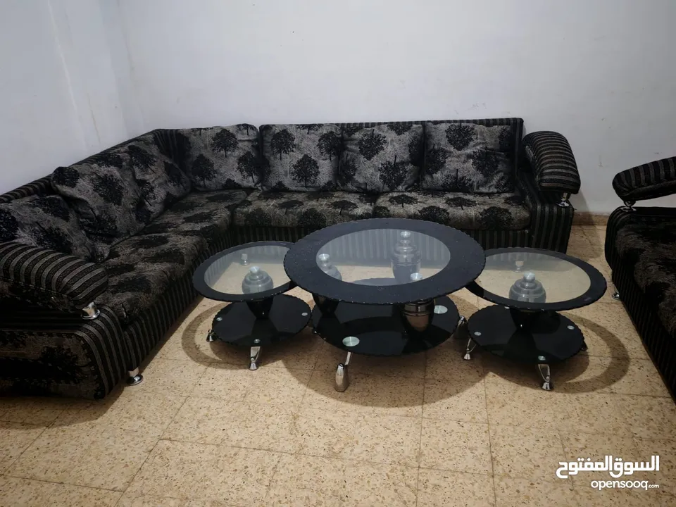 طقم كنب كورنر ثمانية مقاعد  تفصيل بحاله ممتازة وطقم الطاولات لا يشمل البيع