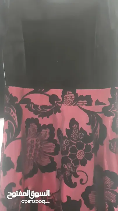 فستان اسود و خمري