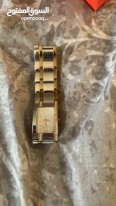 ساعه esprit اصليه سعر الجديده منها 112 هاي مستعمله فقط ب 55دينار