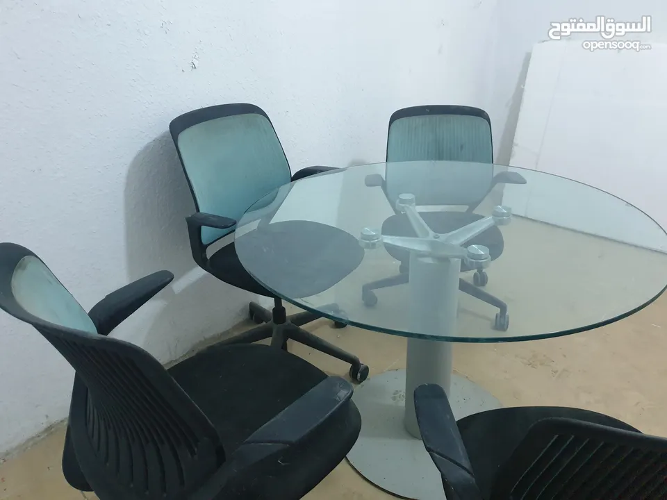 طاولة زجاج سيكوريت مع كراسي
