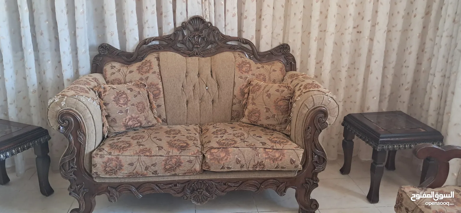 طقم كنب مع طاولات وثريا لغرفة الجلوس