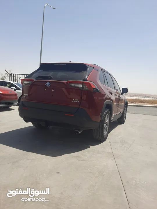 تويوتا راف فور XLE موديل 2022 لون خمري داخل جلد اسود عداد قليل