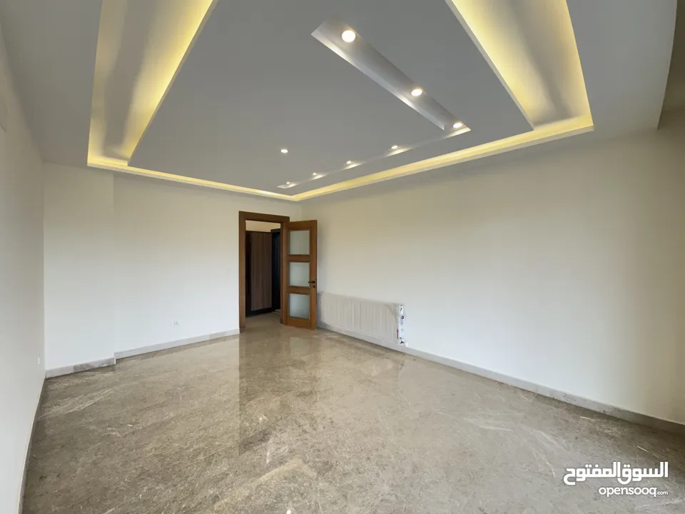 شقة مميزة طابق اول مساحة 214 م بتشطيبات مميزة باجمل مناطق رجم عميش مع بلكونات بنظام ترسات