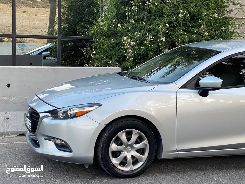 مازدا زوم 3 -  2019  بسعر 11600 دينار  كاش لون سلفر    لم تعمل سياحي او تطبيقات نهائي