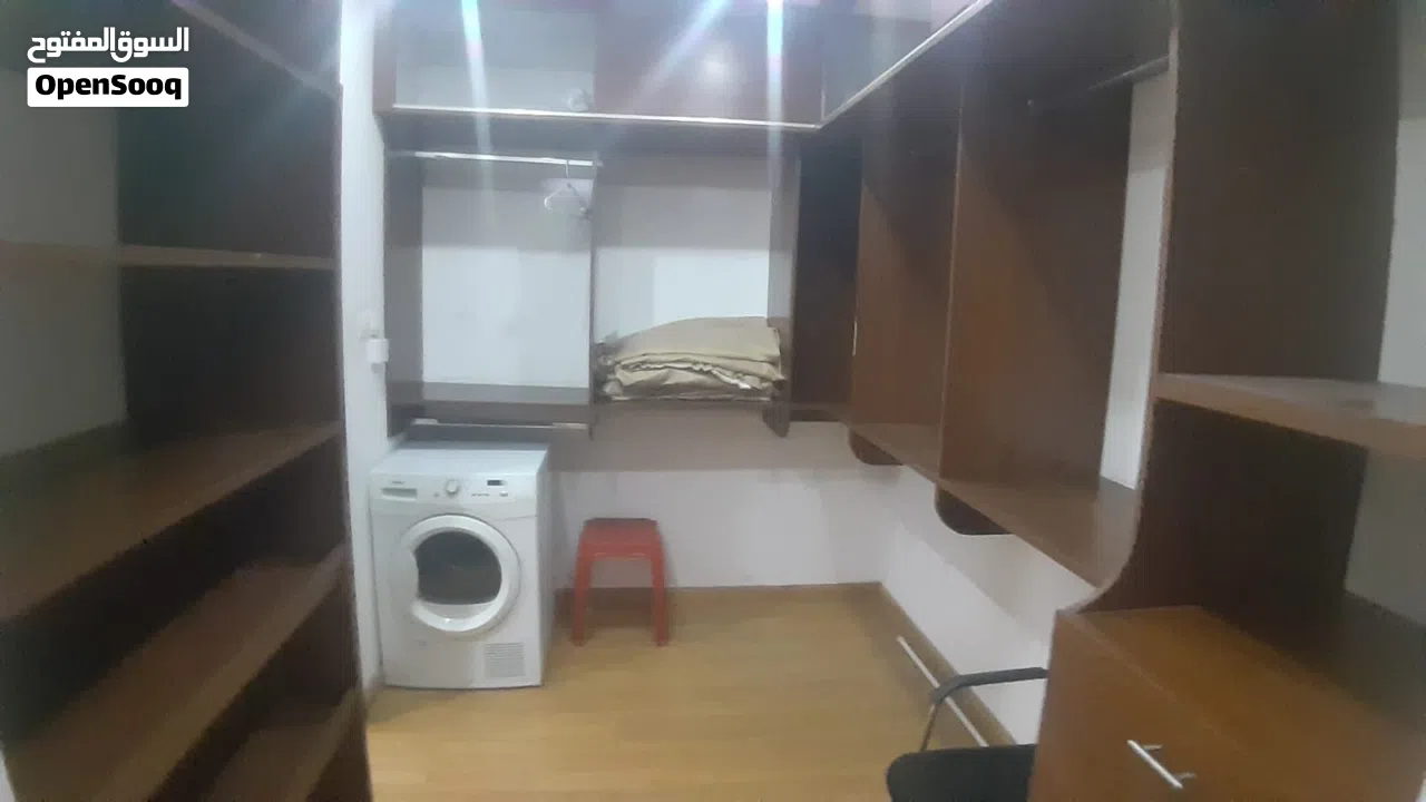 شقة كبيرةمفروشه في الجفيرمن غرفتين تملك حر للبيع