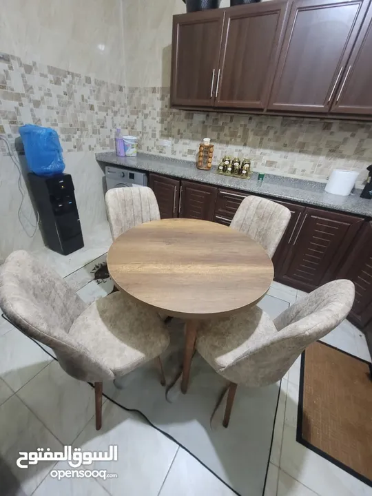 طاولات طعام مع 4 كراسي صناعة تركيا الاشكال المتوفرة مرفقة بالاعلان الكميه المتوفرة محدودة الارجل خشب
