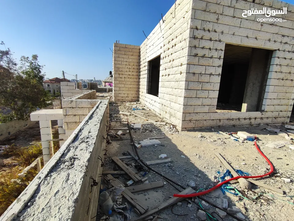 قطعه أرض عليها فيلا عظم للبيع في سطح مرحبا