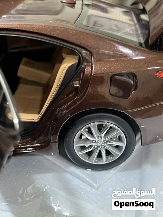 للبيع مجسم لكسز es 1/18