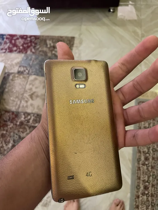 للبيع جهازين جوالات وطابعة نوع ليكس مارك وطقم كنب برتقالي نظيف جدا 4 طقم