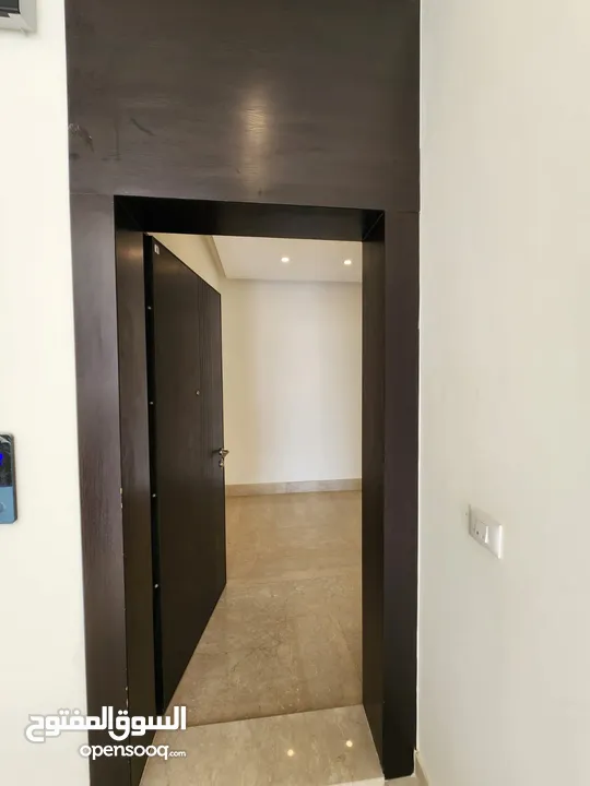 شقة طابقية فاخرة للبيع في عبدون  ref : 14385