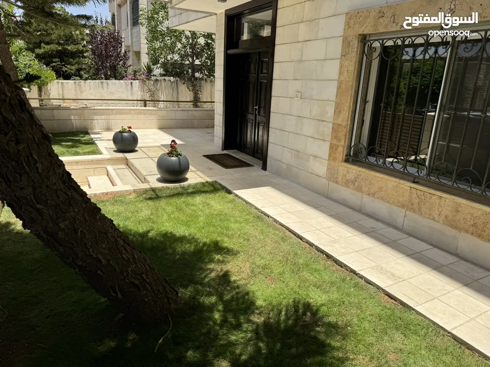 شقة ارضية طابقية بمساحة 399 متر2