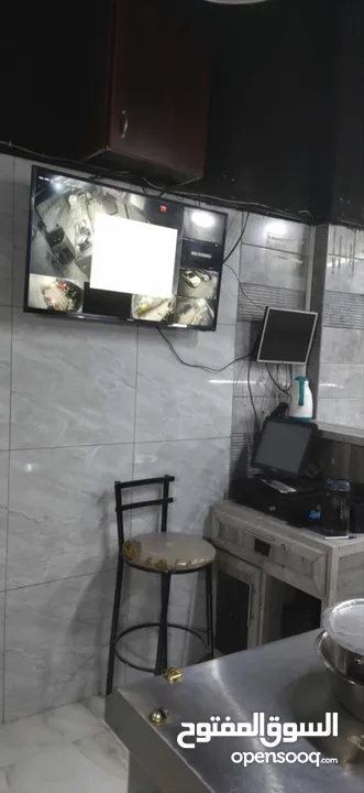 مطعم شاورما ودجاج وسناكات وحمص وفلافل وفول يعمل بشكل ممتاز للبيع مستعجل