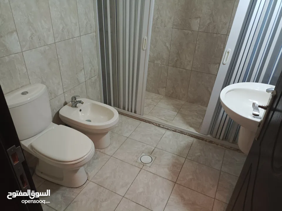 شقة ارضية فارغة للبيع او الايجار  مدخل مستقل 4 نوم جميعم ماستر صالون و سفر و معيشة ترس امامي و خلفي
