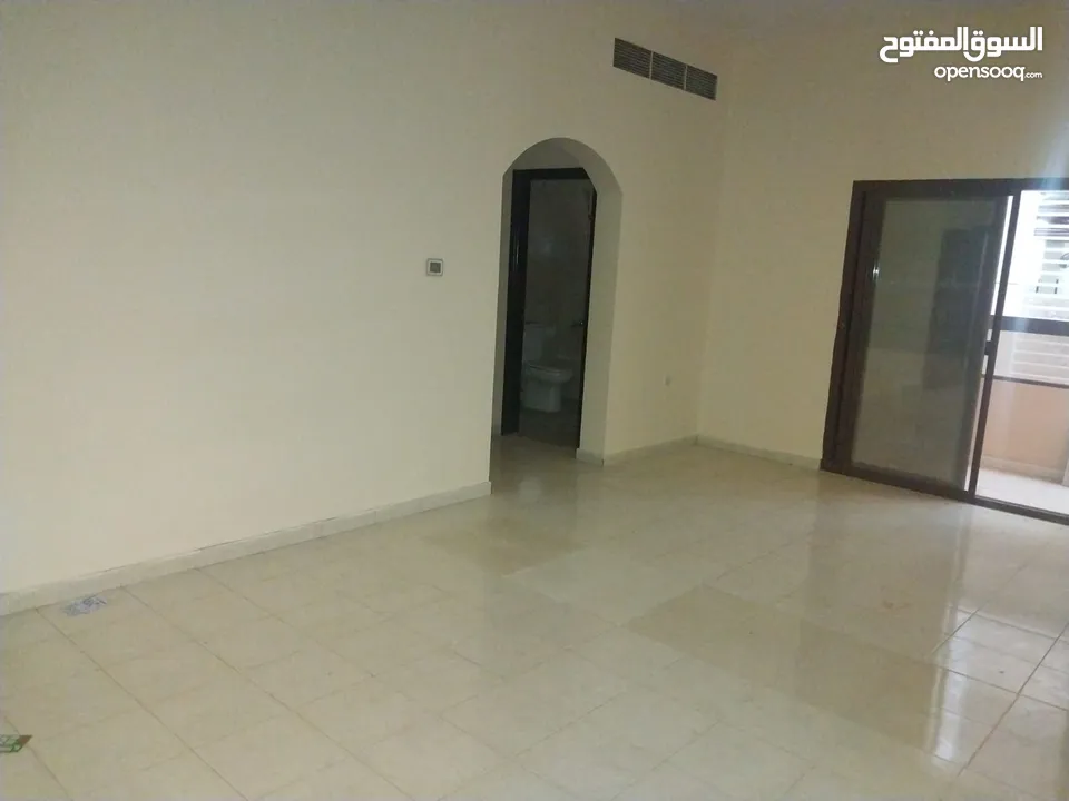 للإيجار السنوي شقة غرفة و صالة بمساحات ممتازة في كورنيش عجمان تاني صف