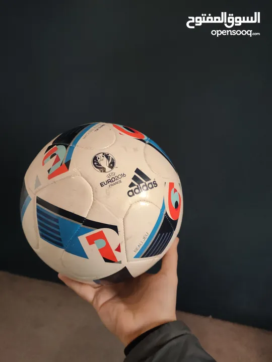 مع هدية كرة أخرى Euro 2016 official ball