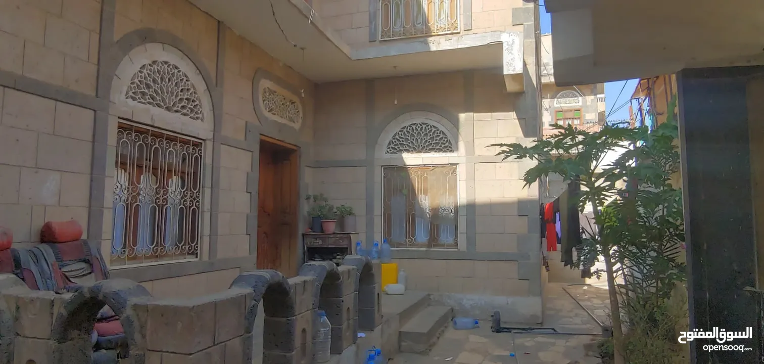 ب 180مليون فقط للبيع فلة في اقوي مكان في صنعاء في الحي السياسي الفله 8 لبن حررر  دورين حجر