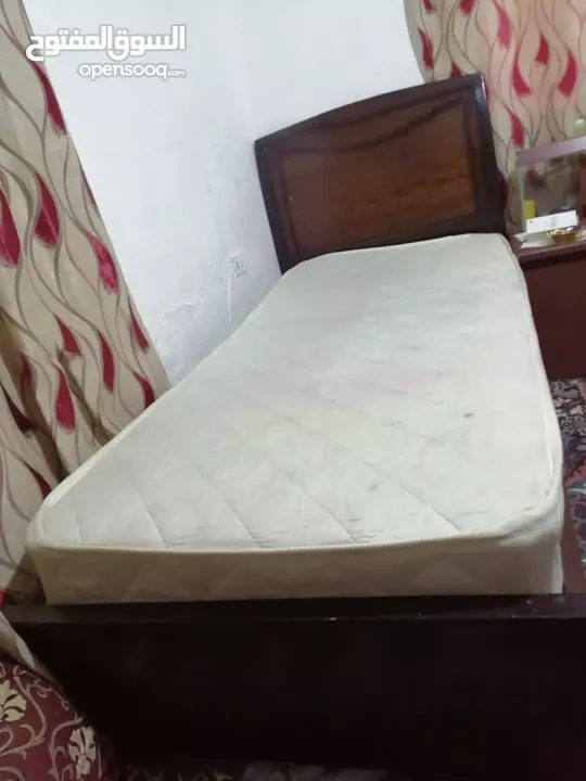 تخت مع فرشه للبيع