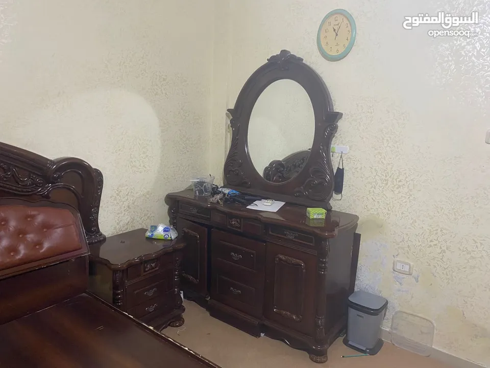 غرفة نوم ثقيلة للبيع بحالة ممتازة