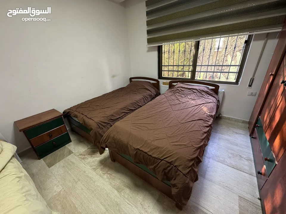 غرفة نوم شبابية سريرين للبيع بحالة جيدة