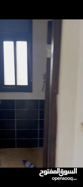 شقه للبيع في منطقه بيرزيت مساحه 145متر السعر 90الف دولار