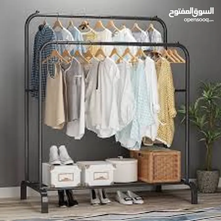 ستاند تعليق الملابس بشكل انيق المعدني  بعجلات