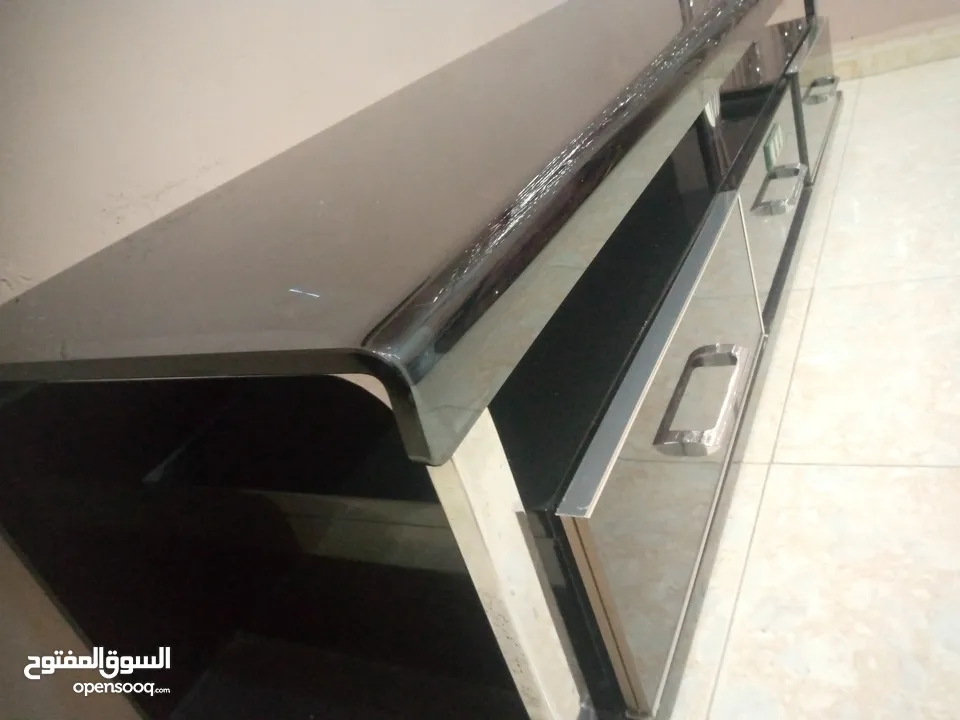 طاوله شاشه للبيع  طاوله شاشه لامع الحاله جيده شبه جديده للبيع